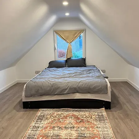 Modern Private House Near Messe Duesseldorf, 4 Bedrooms, Garden, Parking Düsseldorf